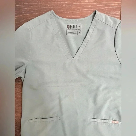 Figs Scrubs Casma Three-Pocket Scrub Top™ - Picture 5 of 6
